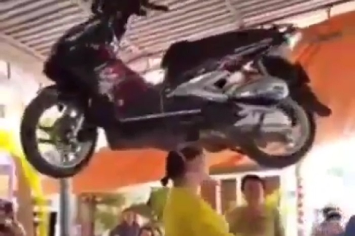 Emak-emak jaman now, joget sambil junjung motor dikepalanya.