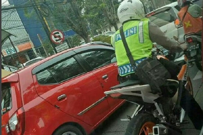 Tanpa plat nomor motor, polisi ini digempur netizen di sosmed