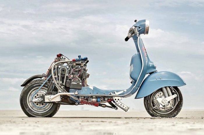 Vespa custom bermesin Husqvarna WR360 garapan Marlek Nachik, dilansir oleh Bikebrewers.com