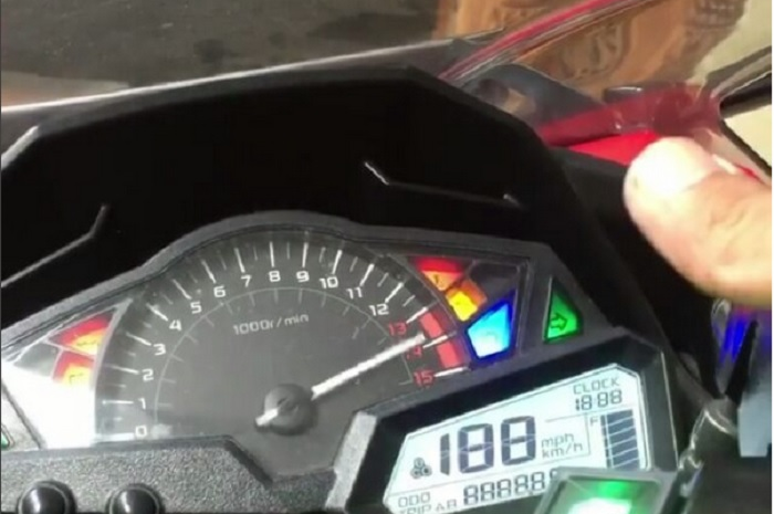 Tempelkan sidik jari dan motor pun hidup.