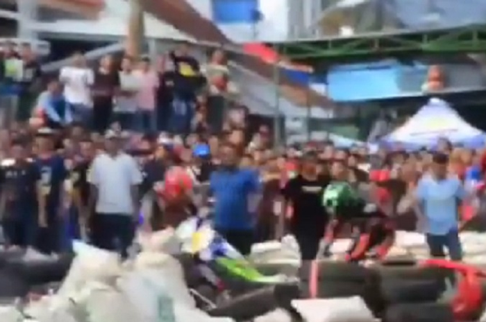Dua pembalap road race terlibat kecelakaan.