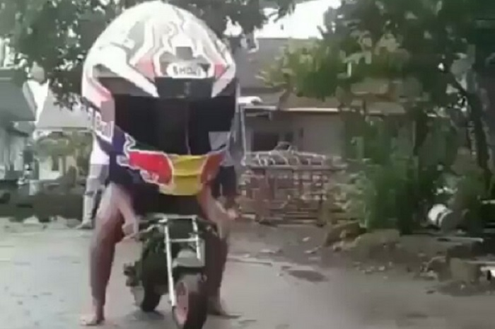 Bikers kocak pakai helm ukuran jumbo.