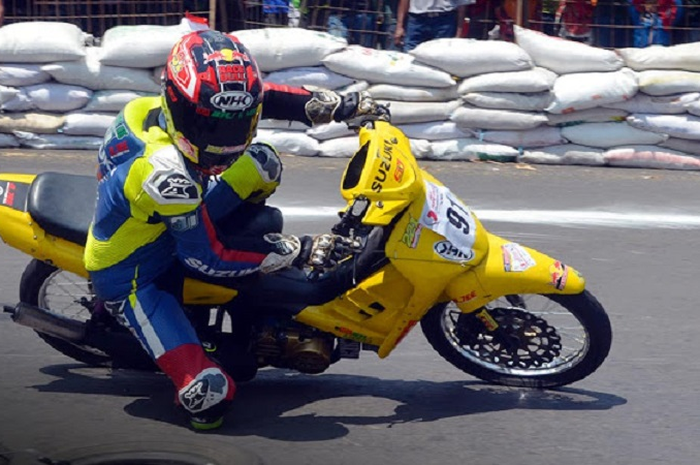 Balap road race Suzuki Tornado.