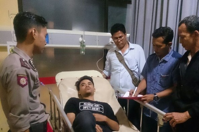Kawanan perampok berpistol melepas tembakan saat beraksi di Jalan Cempaka RT 01/08, Jatisampurna, Kota Bekasi, Selasa (9/1) petang. Korban, Anggi BT Kanto (24) terluka karena betis kirinya terserempet proyektil yang ditembak tersangka. 