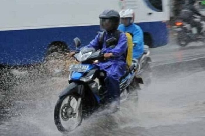 Pemilihan jas hujan yang aman dan nyaman