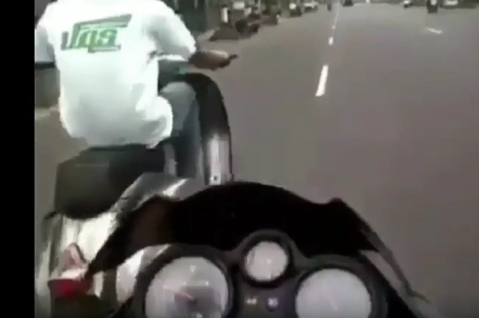 Pengendara Ninja 150 dibikin kesal karena Vespa melaju deras di didepan.