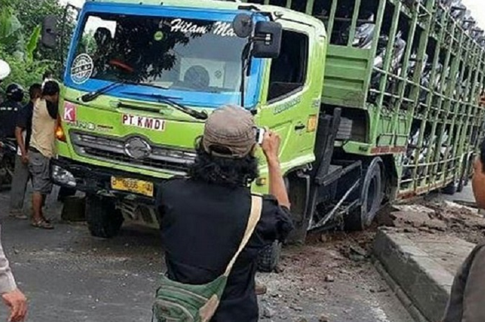 Truk pengangkut Yamaha NMAX alami kecelakaan di Karawang, Jabar.