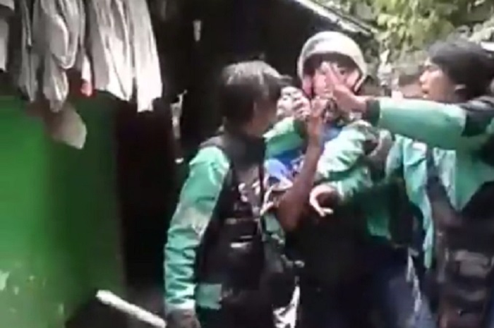 Puluhan driver ojol meringkus oknum sopir angkot pelaku pemukulan.