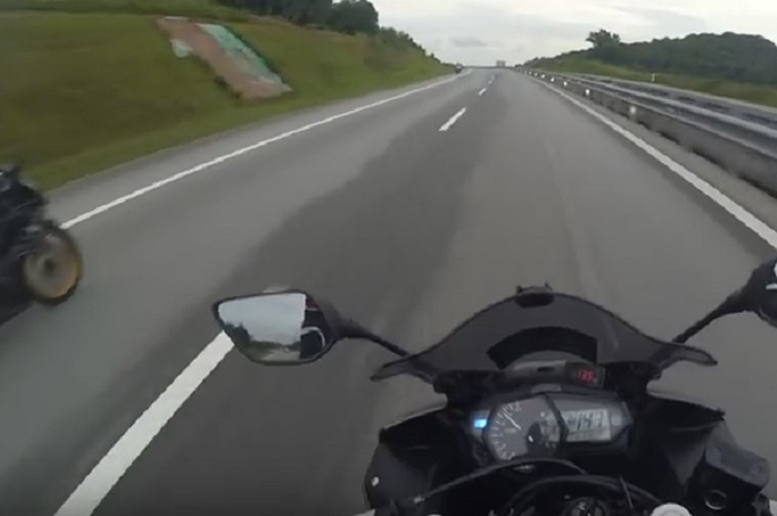 Kawasaki Ninja 150 (kiri) adu kebut lawan Yamaha R25