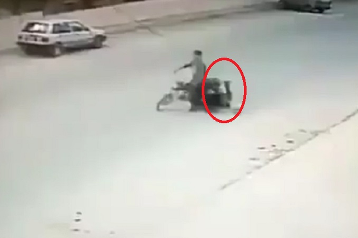 Emak-emak jatuh dari motor karena roknya tergulung gir.