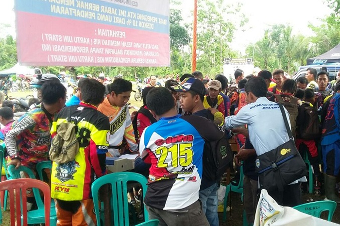 Meja panitia diserbu peserta Ulin Bareng.