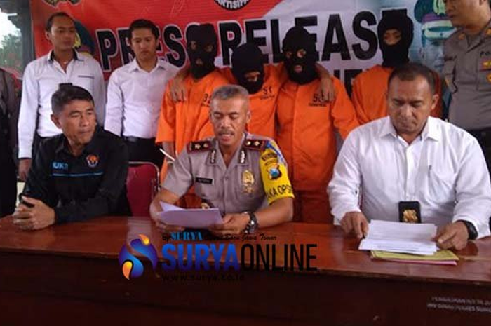 Wakapolres Sumenep Kompol Sutarno menggelar rilis perkara di Mapolres Sumenep, Senin (12/3/2018).   