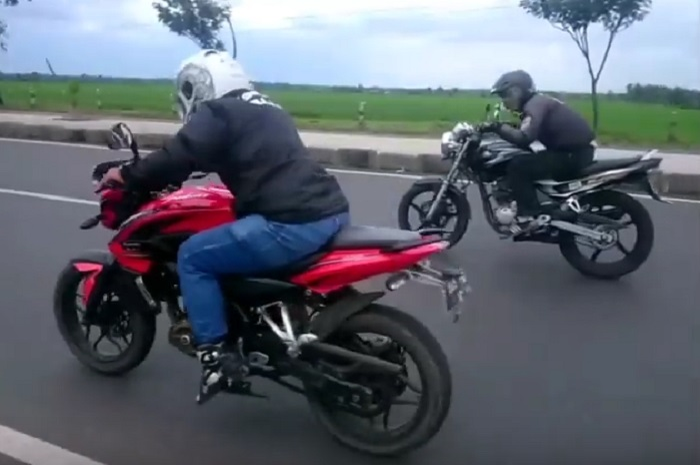 Bajaj Pulsar 200 NS (merah) lawan Yamaha Scorpio 225.