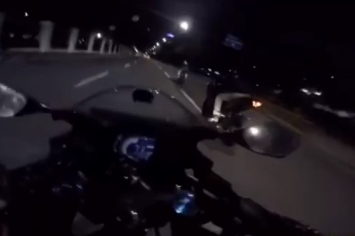 Yamaha R25 melesat dan menghilang bikin Honda CBR250RR enggak berdaya.