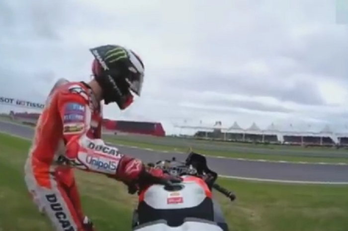 Jorge Lorenzo kecewa dan membanting motornya.