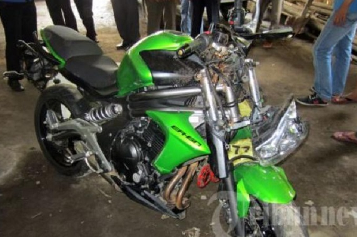 Kawasaki ER-6 milik Ustad Jeffry Al Buchori yang rusak parah.