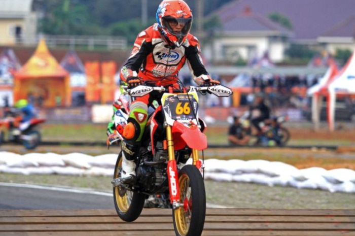Momo Harmono, pembalap supermoto berusia 63 tahun.