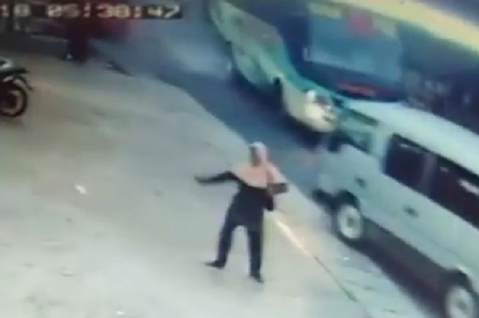 Kecelakaan hebat nyaris terjadi saat bus oleng karena pengendara motor mendadak kasih lampu sein dan berhenti  di tengah jalan.