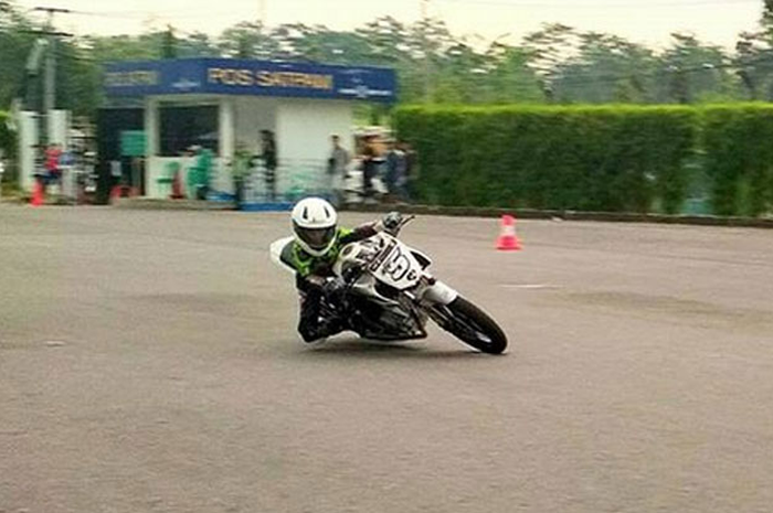 Tuh, gaya nikungnya keren kan? Sudah mirip pembalap profesional