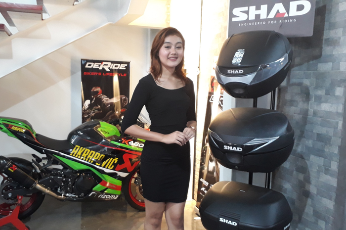Box motor SHAD yang dijual di gerai apparel DeRide di Radio Dalam, Jakarta Selatan