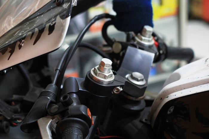 Suspensi depan bisa pasang preload adjuster untuk atur keras lembut