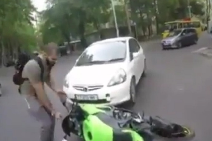 Pengendara Ninja ZX6R ditabrak mobil dipertigaan.