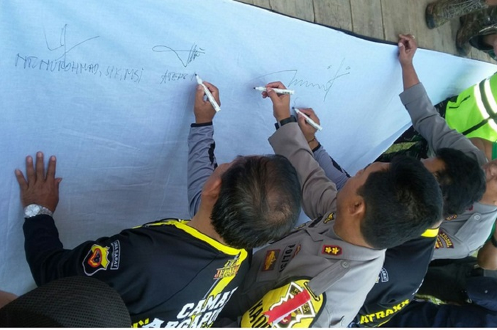 Kapolres Majalengka membubuhkan tanda tangan dihadapan offroader