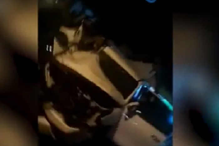 Toyota Fortuner hancur setelah ditabrak bus ugal-ugalan.