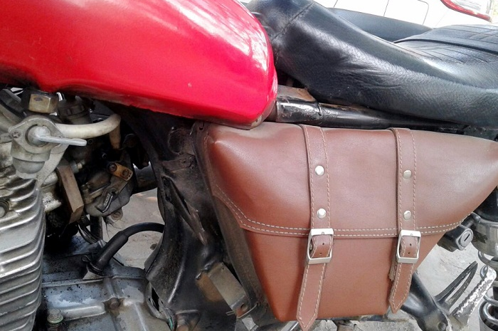 Selain bisa untuk bawa toolkit dan jas hujan, tas ini bisa juga jadi solusi apabila motor tidak dipasangi cover aki. 