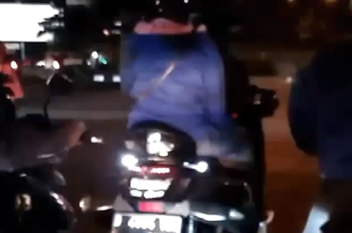 Pengendara Yamaha NMAX dihujat karena menggunakan lampu strobo.