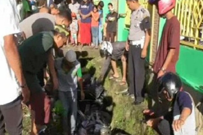 Diseruduk truk bermuatan bahan bangunan, pengendara motor yang sedang membonceng istri dan anaknya menuju ke sekolah terlempar belasan meter ke dalam got di jalan trans Sulawesi, Sulawesi Barat, Sabtu (30/6/2018). 