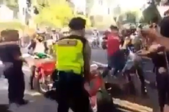 Pembalap kembali bentrok di event road race Bojonegoro.