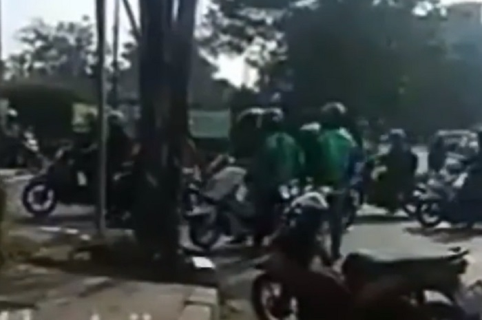 Driver ojol nampak bertengkar dengan pemotor lain karena rebutan lampu hijau di Pondok Pinang, Jaksel.