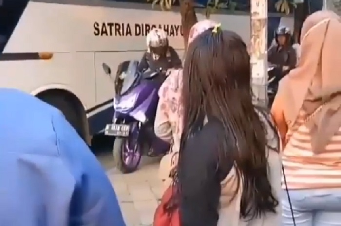 Pengendara NMAX terjatuh dan nyaris terlindas bus.