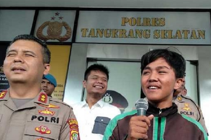 Angga Setiawan (19) ketika menceritakan pengalamannya membawa korban tawuran di Tangsel dari lokasi kejadian menuju rumah sakit.