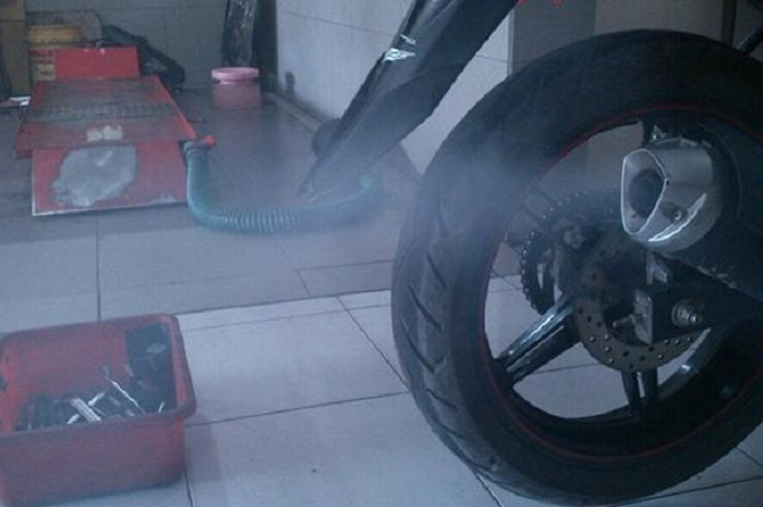 Knalpot ngebul putih