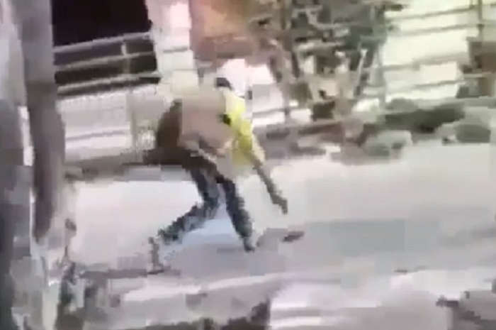 Pemotor dikerjain saat menemukan dompet di pinggir jalan.