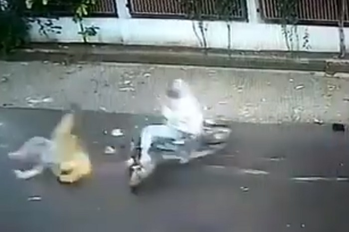 Seorang santri ditabrak keras pemotor, langsung berdiri tanpa cedera.