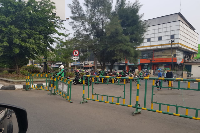 Meski ada rambu larangan, ojol tetap nekat mangkal