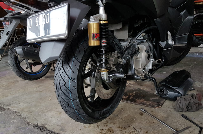 Ilustrasi ban motor,  Ada komponen kecil yang harus diganti saat mengganti ban motor