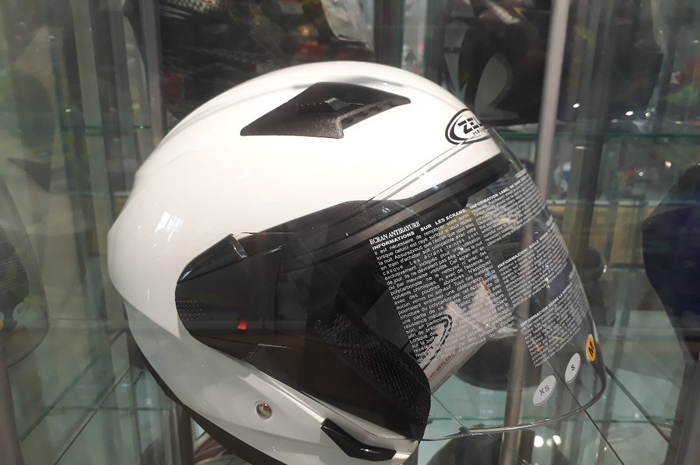 Ilustrasi helm half face. Pakai helm full face aman atau tidak nih untuk perjalanan jauh seperti mudik lebaran? Ini kata pakar safety.