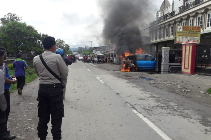 Kondisi mobil Toyota Avanza yang terbakar di Wamena, Papua