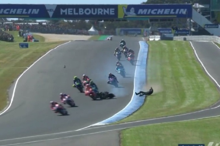 Johann Zarco terjungkal usai tabrak motor Marquez.