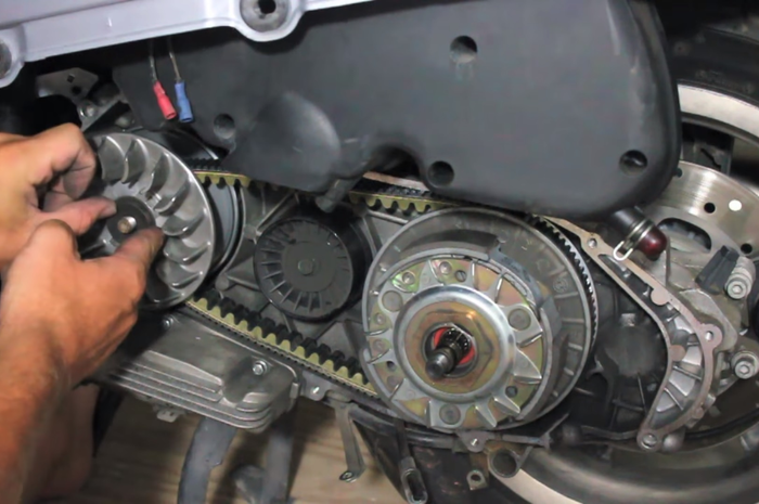 Mengecek kondisi v-belt perlu buka cover transmisi cvt