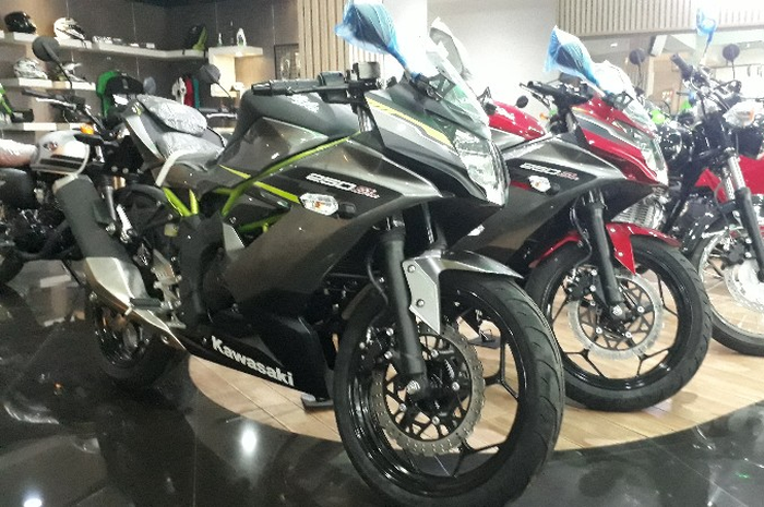 Asyik, harga motor sport Kawasaki Ninja 250 SL turun hampir Rp 4 juta.