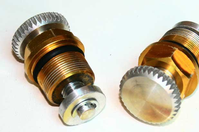 Ada part preload adjuster baru untuk tipe motor bebek dan skubek yang memiliki diameter as sok depan 26 mm. Part keluaran B’Pro ini dibuat dengan bahan dasar aluminium dan menggunakan mesin CNC. Sehingga memiliki ukuran dan bentuk yang sangat presisi