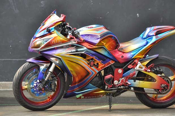 Mr. Koci, panggilan akrab pemilikKawasaki New Ninja 250 ini, ingin merombak penampilan motornya. Tujuannya, biar beda dengan N250 lain. Ah, klise itu sih! He,he,he.