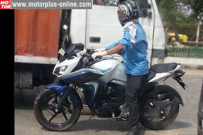 Setelah meluncurkan Yamaha FZ-S Fi atau Byson versi injeksi beberapa waktu lalu, Yamaha India kembali tertangkap basah tengah menguji model Fazer di jalur perkotaan. Fazer sendiri merupakan Byson yang dipasangkan setengah fairing di bagian depannya.