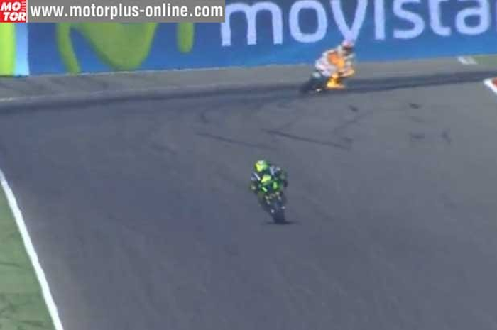 Hector Barbera mengalami kejadian menyeramkan saat menjalani Free Practice 1 MotoGP seri XIV di Aragon, Spanyol, hari ini (26/9). Ducati Desmosedici GP14 yang ditungganginya mengalami masalah dan mengeluarkan api yang menyelimuti tubuh Barbera.