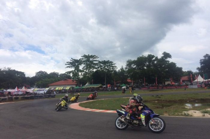 Gelaran Motorprix Region 4 Kalimantan menyuguhkan kualifikasi menarik di kelas MP1. Selisih waktu antara pembalap tercepat dan pembalap kedua tipis.